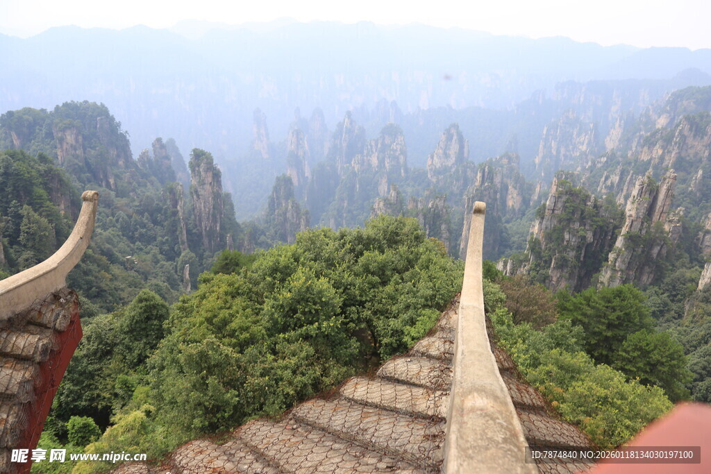 俯瞰山间美景