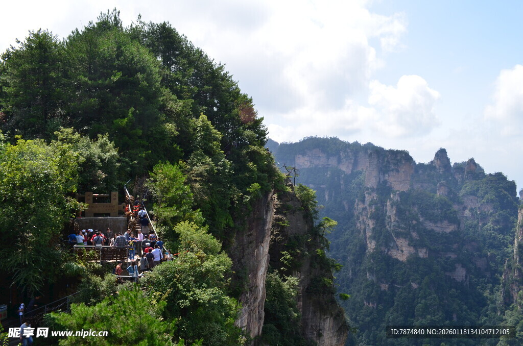 悬崖栈道上的游客风景