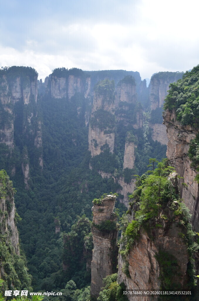 壮丽奇峰景观