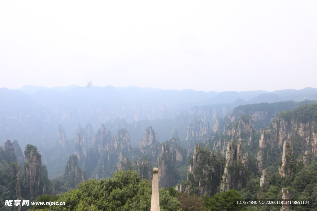 壮观山峦间的奇特石柱景观