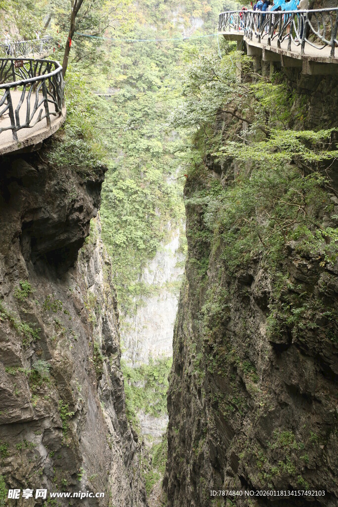 峡谷间的悬空栈道