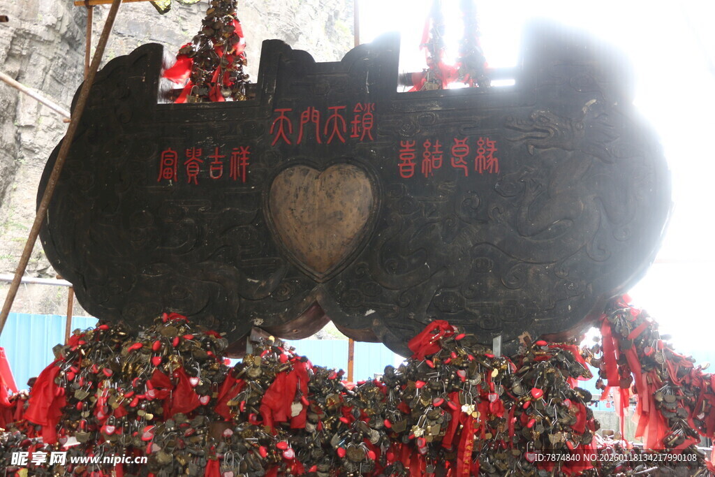 喜庆装饰建筑前的鲜花布置
