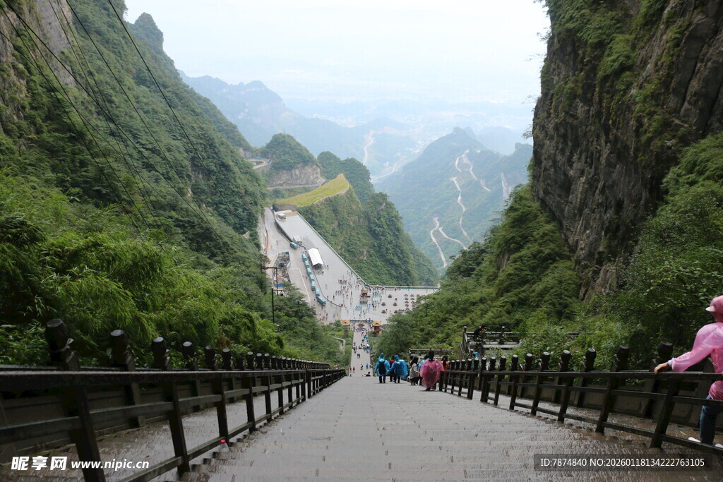 山间栈道景色壮美