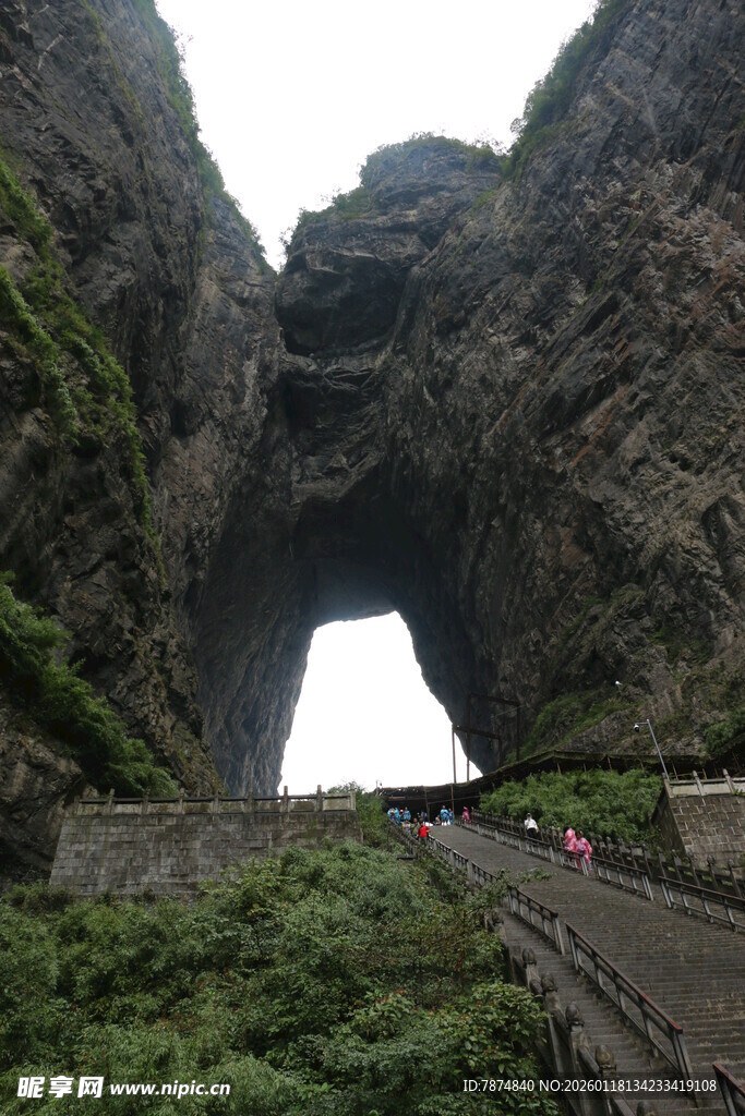 张家界天门山天然穿山溶洞