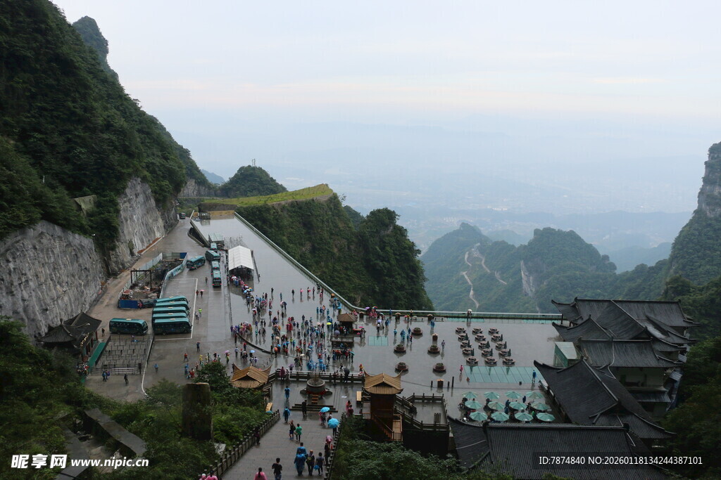 山间壮丽观景台及游人