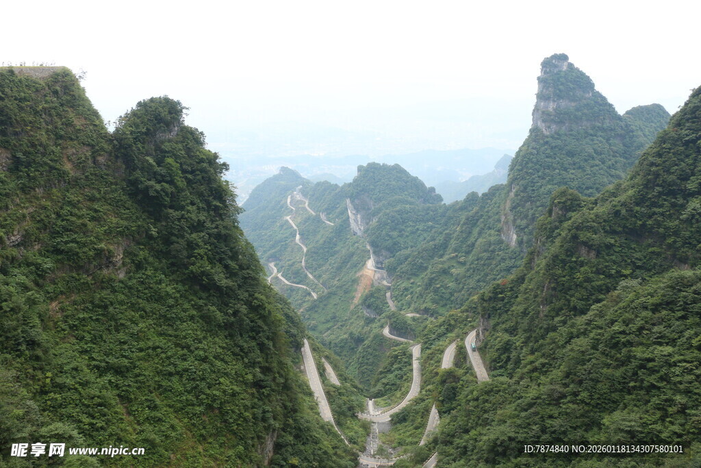 壮丽山峦间蜿蜒公路景观