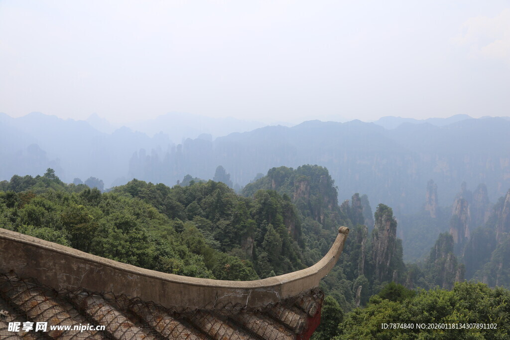 俯瞰山间古建筑与壮丽峰林