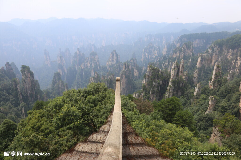 张家界奇峰栈道壮美景观