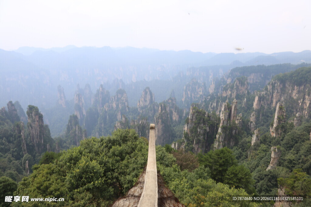 张家界奇峰栈道壮丽景观