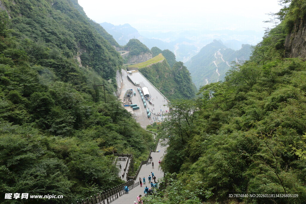 山间蜿蜒公路穿翠绿山林
