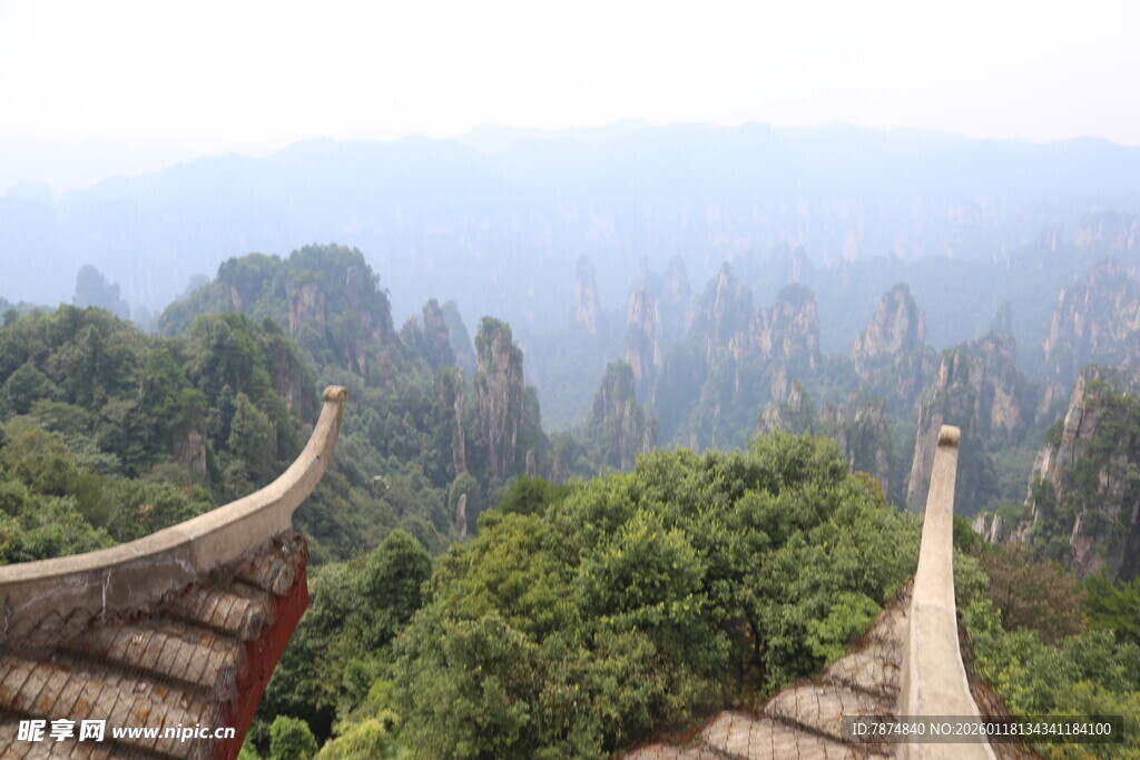 俯瞰张家界奇峰古建筑