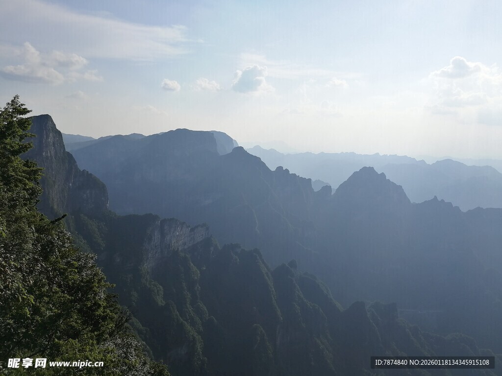 壮丽山景 云雾缭绕的峰峦