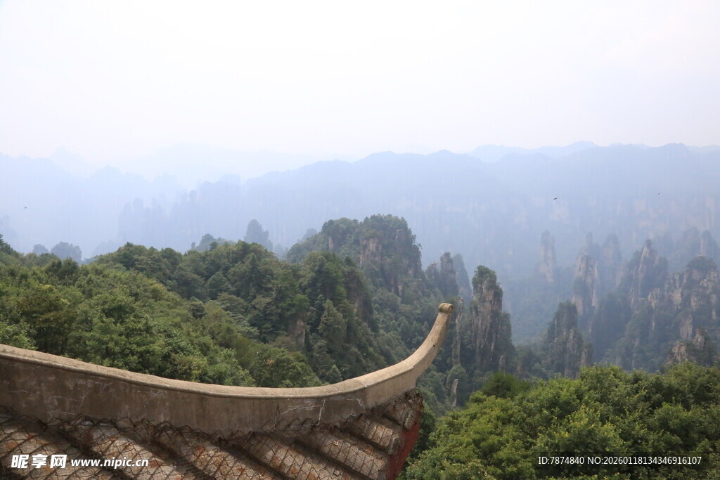 屋顶视角下的山峦美景