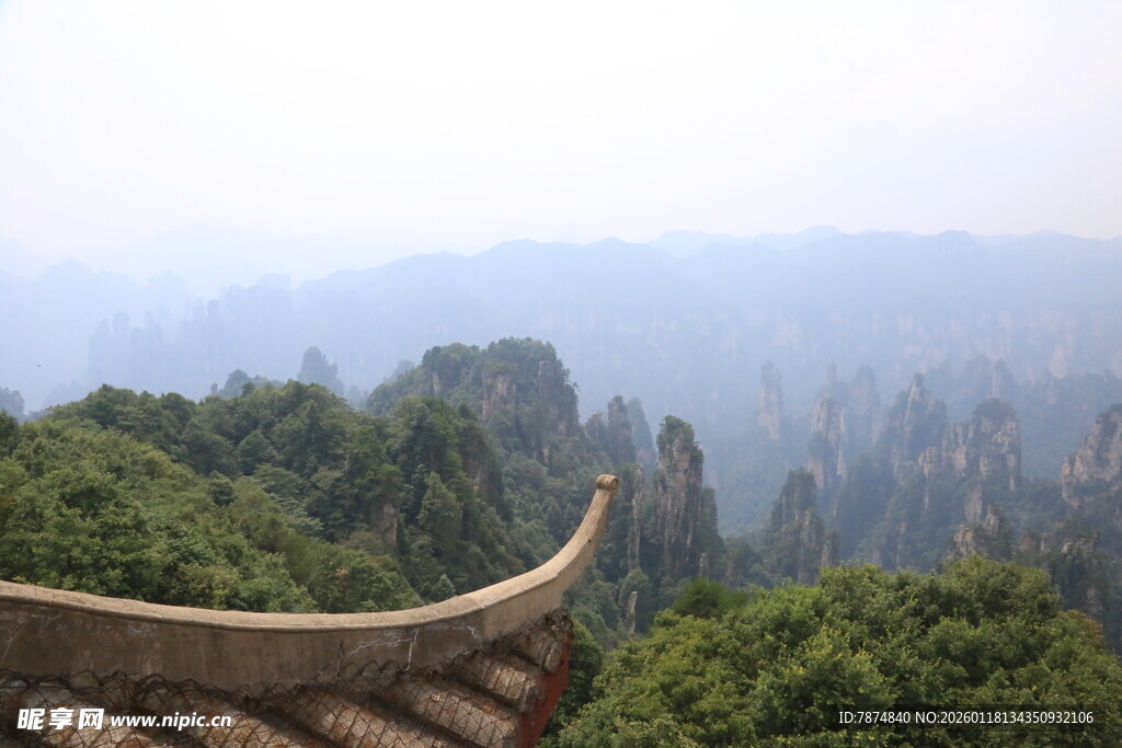 中式屋檐下的山林景致