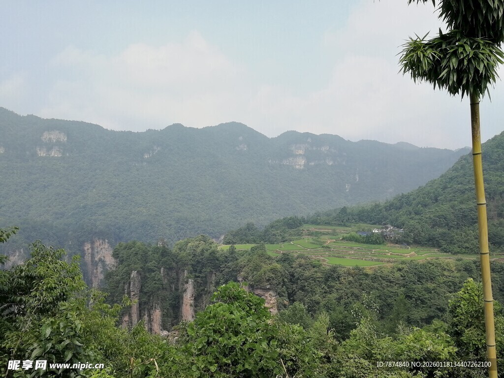 山林间的奇峰异景