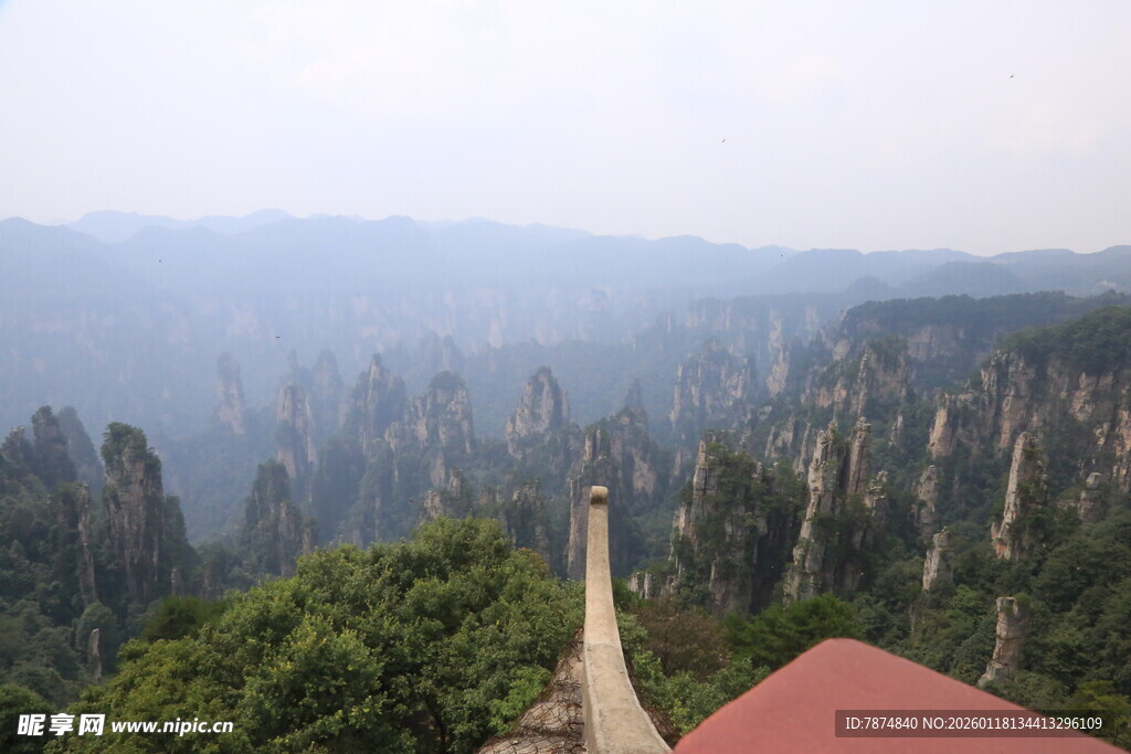 张家界奇峰美景俯瞰