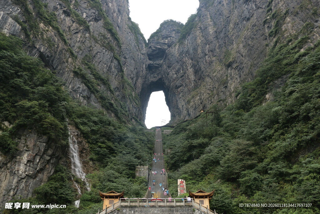 张家界天门山壮观自然景象