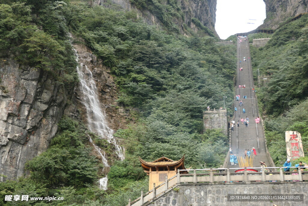 天门山壮观天梯与飞瀑