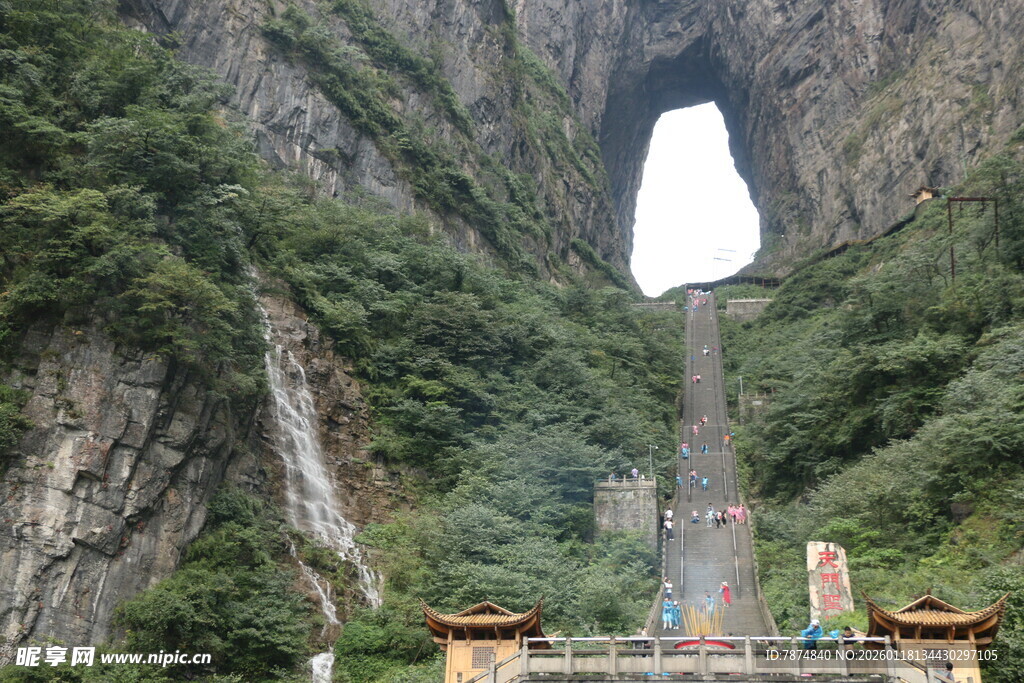 张家界天门山壮观天门洞
