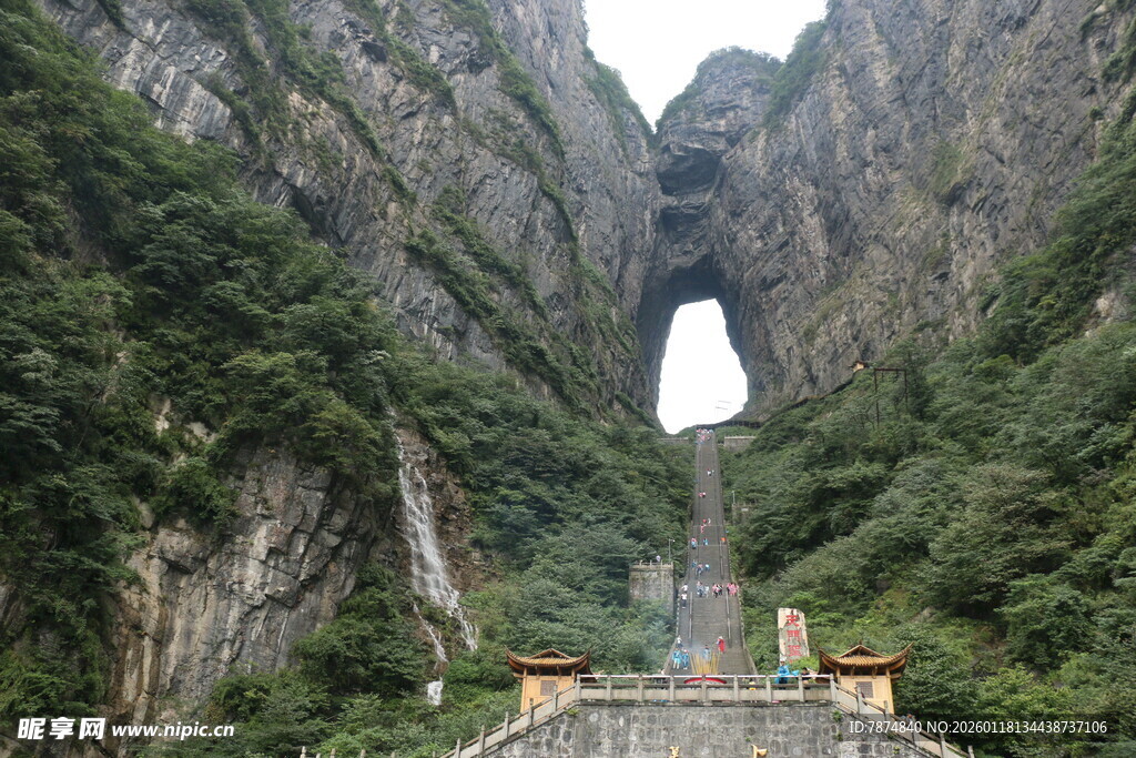 张家界天门山壮观天门洞