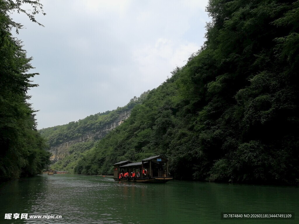 青山绿水间的游船美景