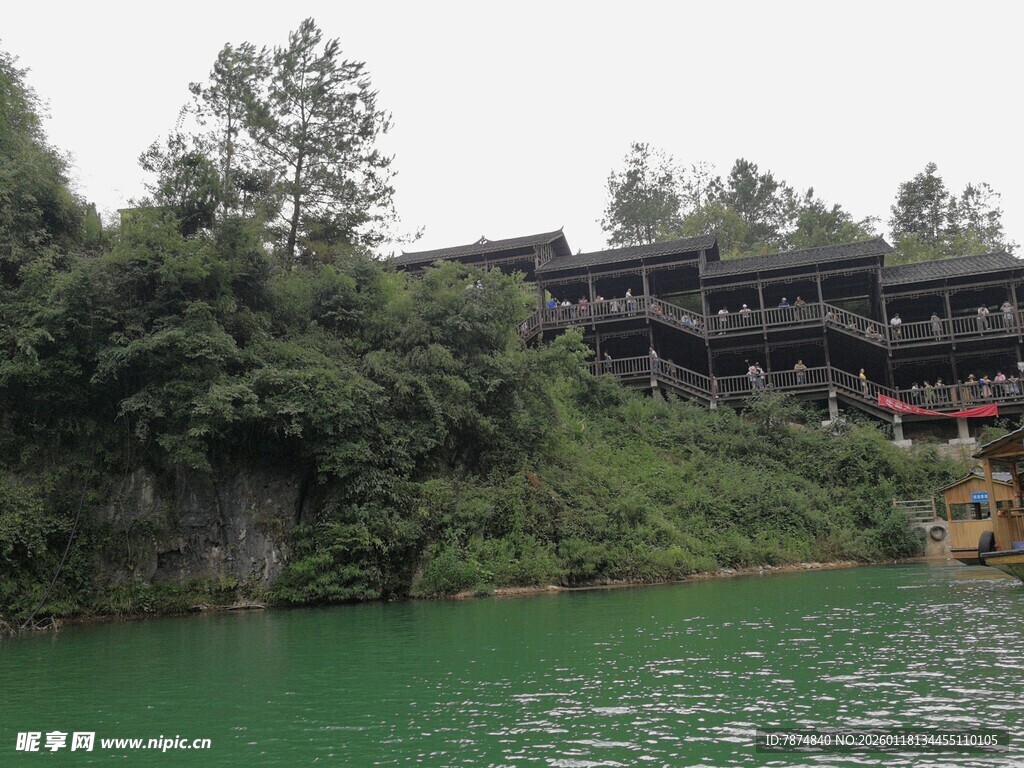 河畔古建映绿水
