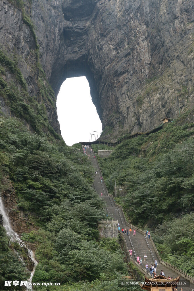 张家界天门山壮观天然门洞