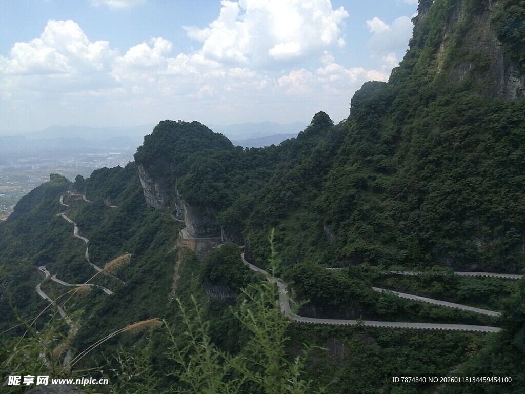山间蜿蜒公路 绿意盎然