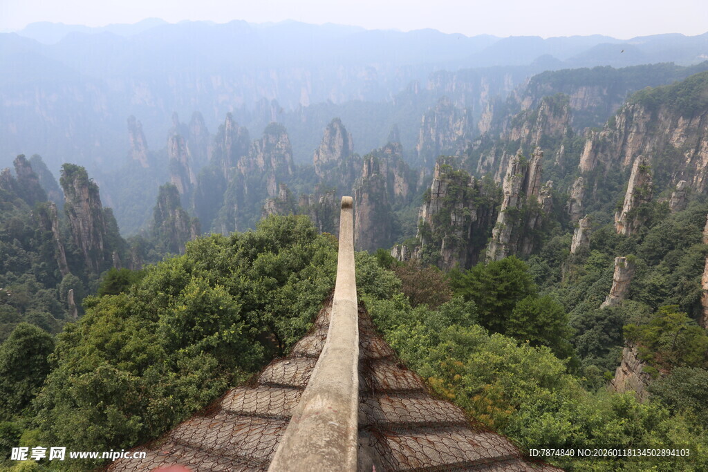 张家界奇峰栈道壮美景观