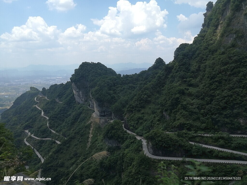 山间蜿蜒公路美景
