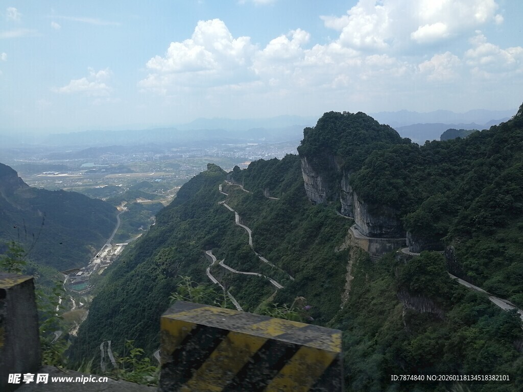 俯瞰山间蜿蜒公路美景