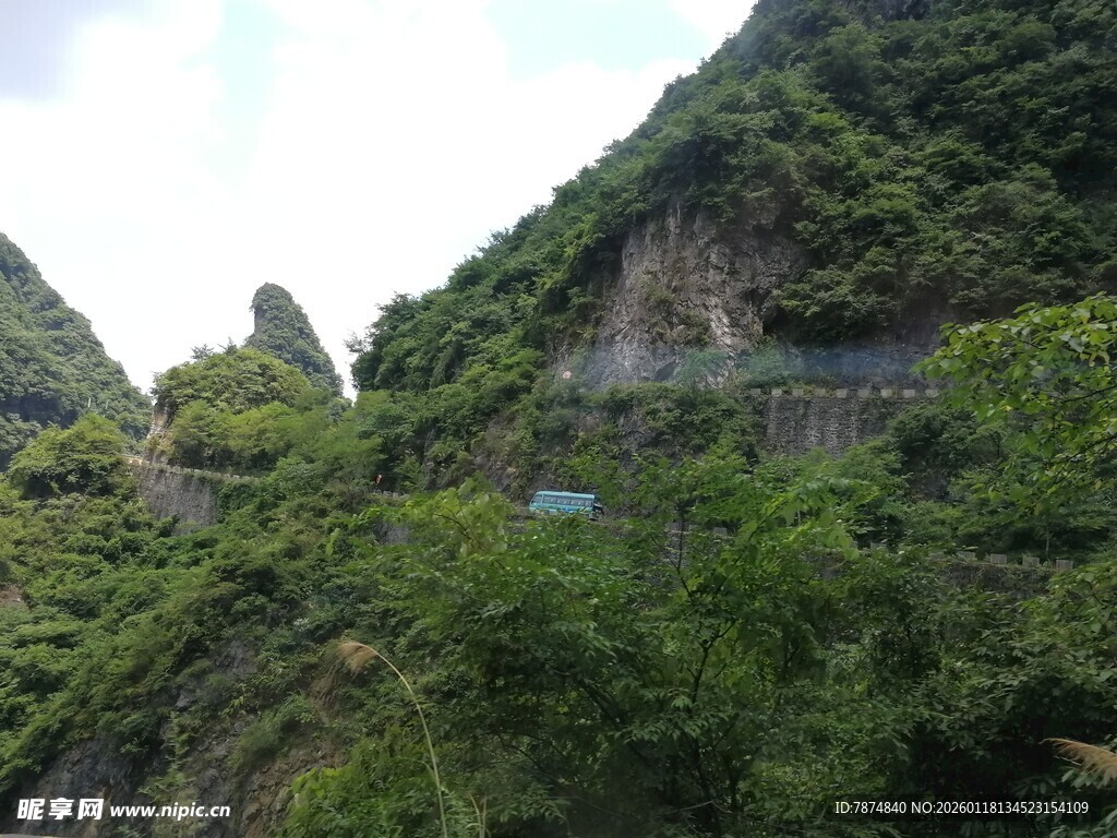 山间绿意盎然的蜿蜒道路