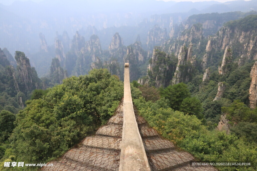 俯瞰奇峰间的木质观景台