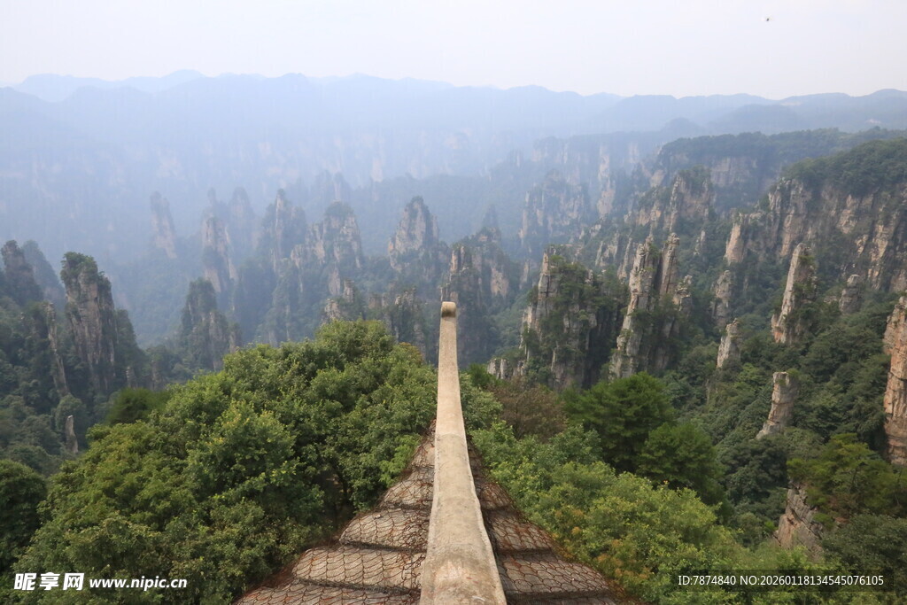 俯瞰山间栈道与壮丽峰林