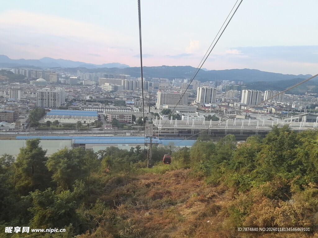高空缆车俯瞰城市与山林