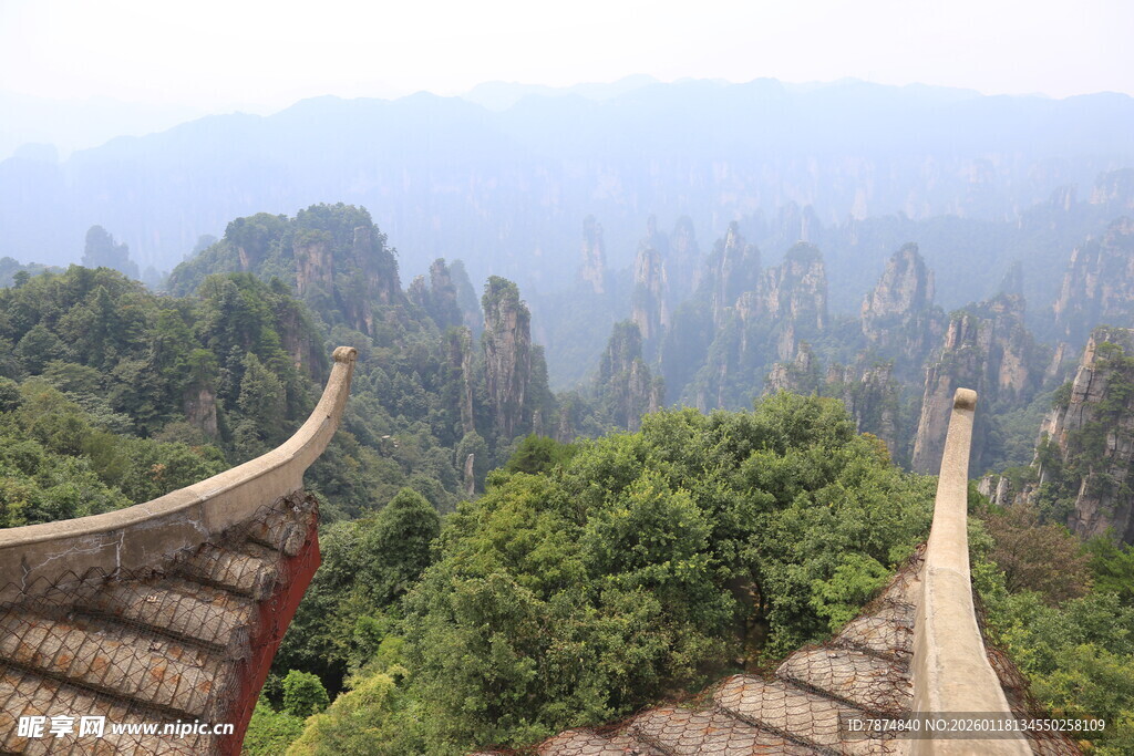 俯瞰张家界奇峰古建筑
