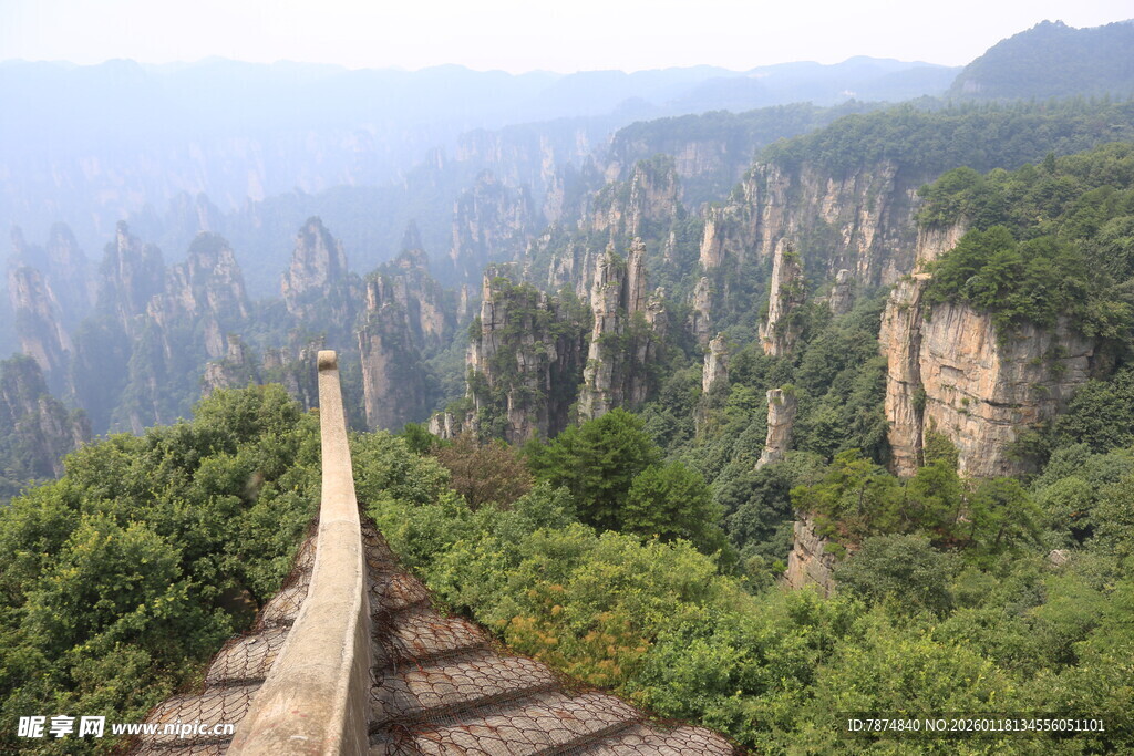 张家界奇峰栈道壮美景观