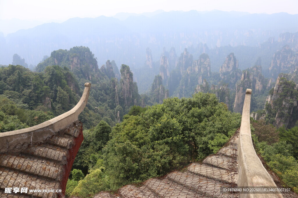 俯瞰山间古建筑与奇峰