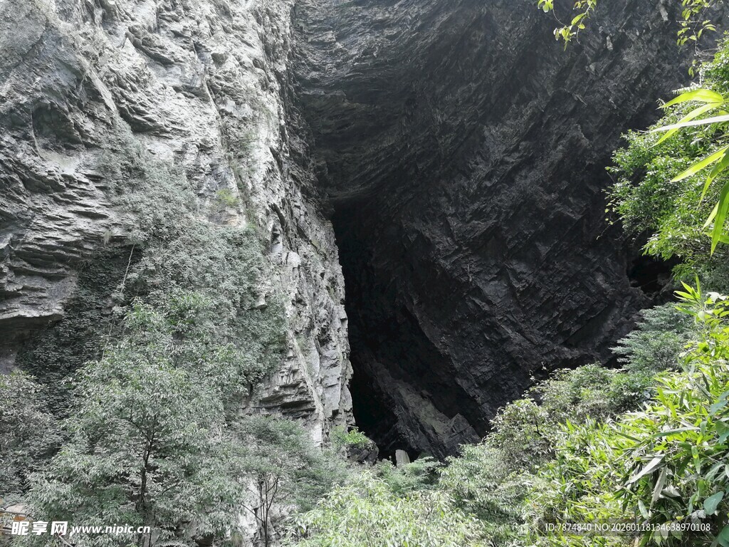 山间幽深峡谷景色