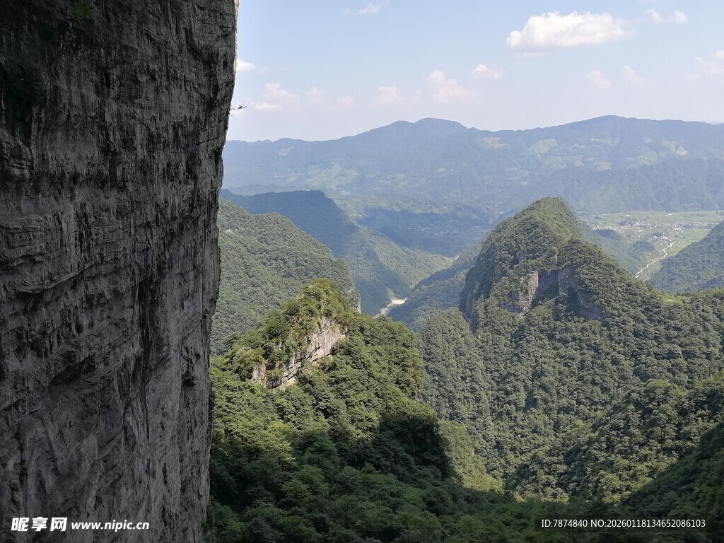 悬崖边俯瞰青山绿野