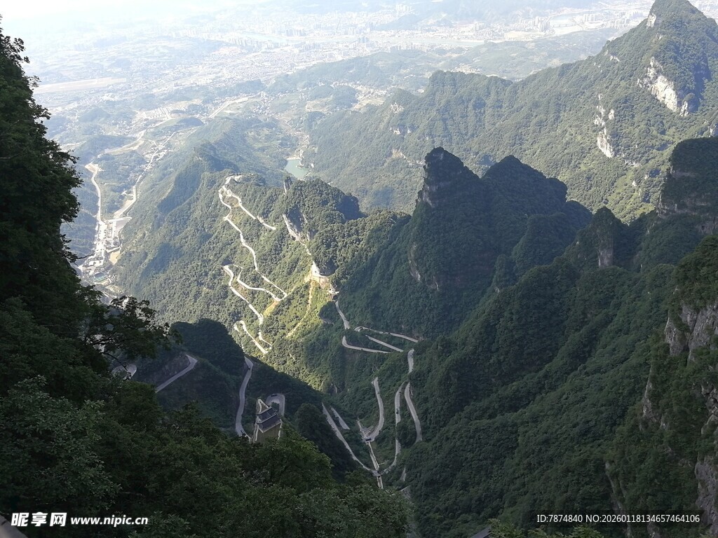 俯瞰山间蜿蜒公路美景