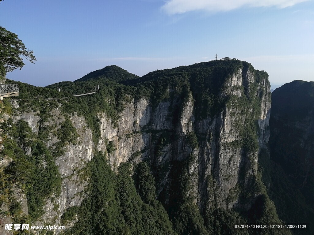 险峻高山景色壮丽