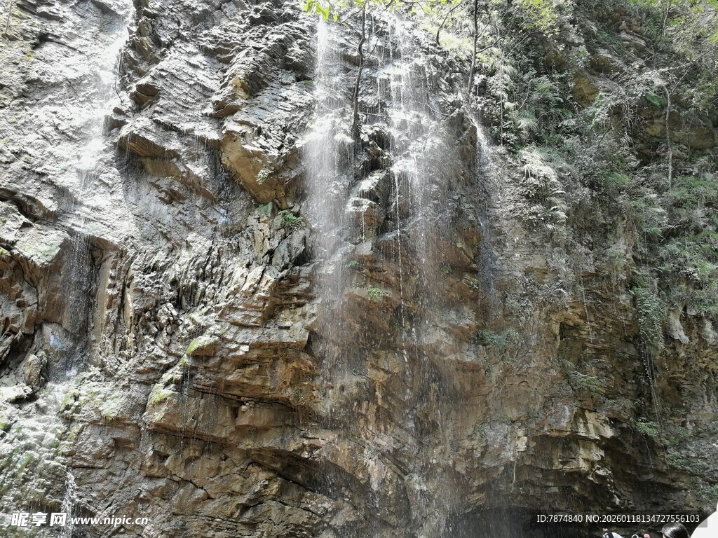山间瀑布潺潺流水景观