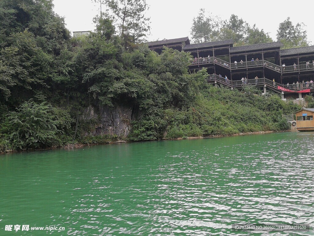 河畔古建 绿水环绕之景