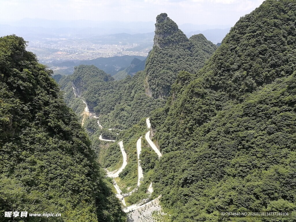 山间蜿蜒公路穿翠谷
