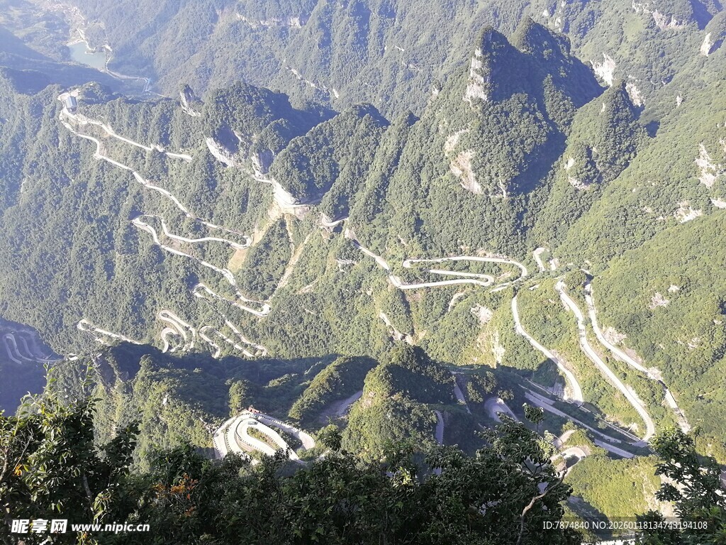 蜿蜒山路穿梭于青山间