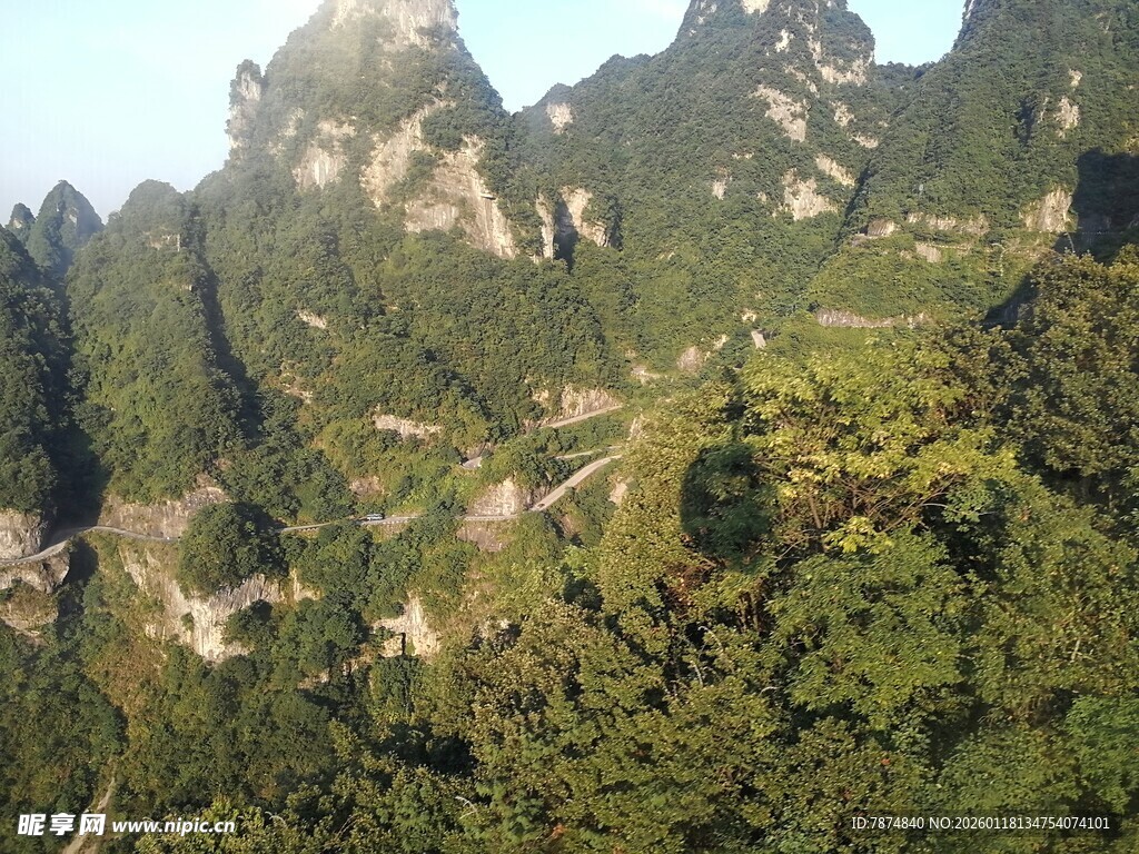 壮丽山峦间的葱郁景致