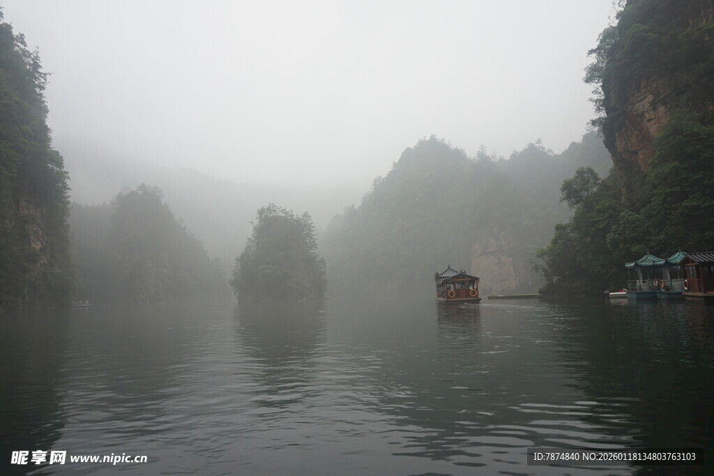 雾中漓江景 轻舟碧波行