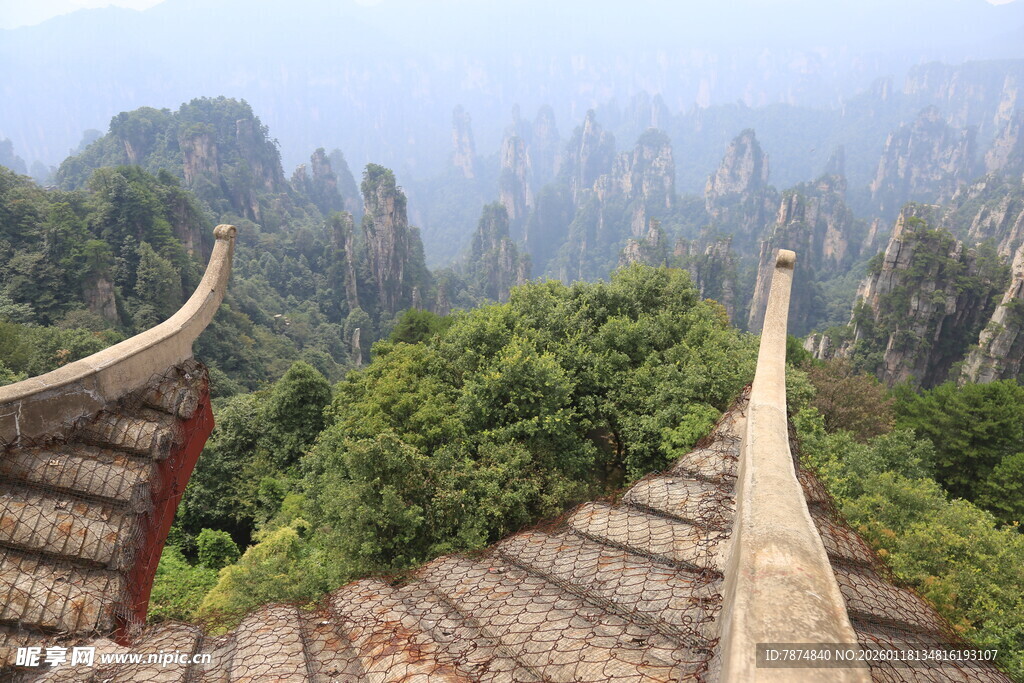 俯瞰奇峰环绕的中式屋顶