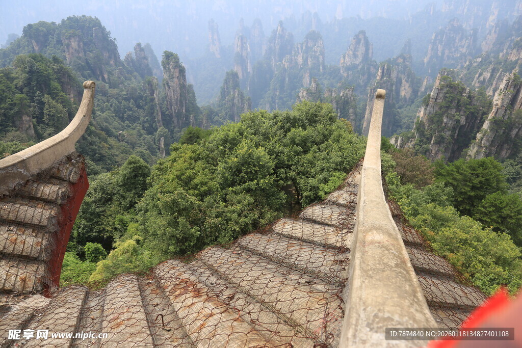 屋顶视角下的山林美景